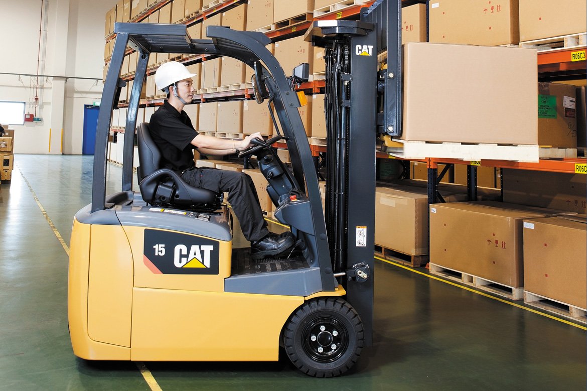 Cat® EP13TCB 3-Wheel Electric Counterbalance Forklift (1.300 kg)