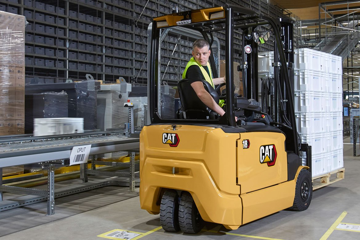 Cat® EP14N2T 3-Wheel Electric Forklift (1.400 kg)