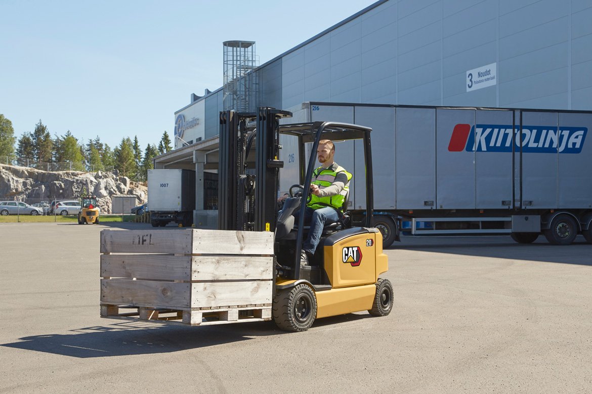 Cat® EP16CN2 4-Wheel Electric Forklift (1.600 kg)