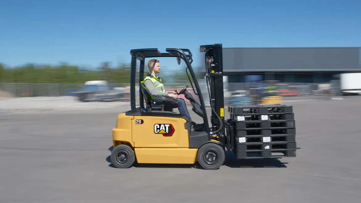 Cat® EP16N2 4-Wheel Electric Forklift (1.600 kg) - Foto 3