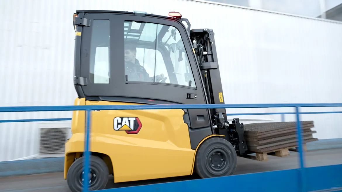 Cat® EP30AN Electric Counterbalance Forklift (3.000 kg) - Foto 2