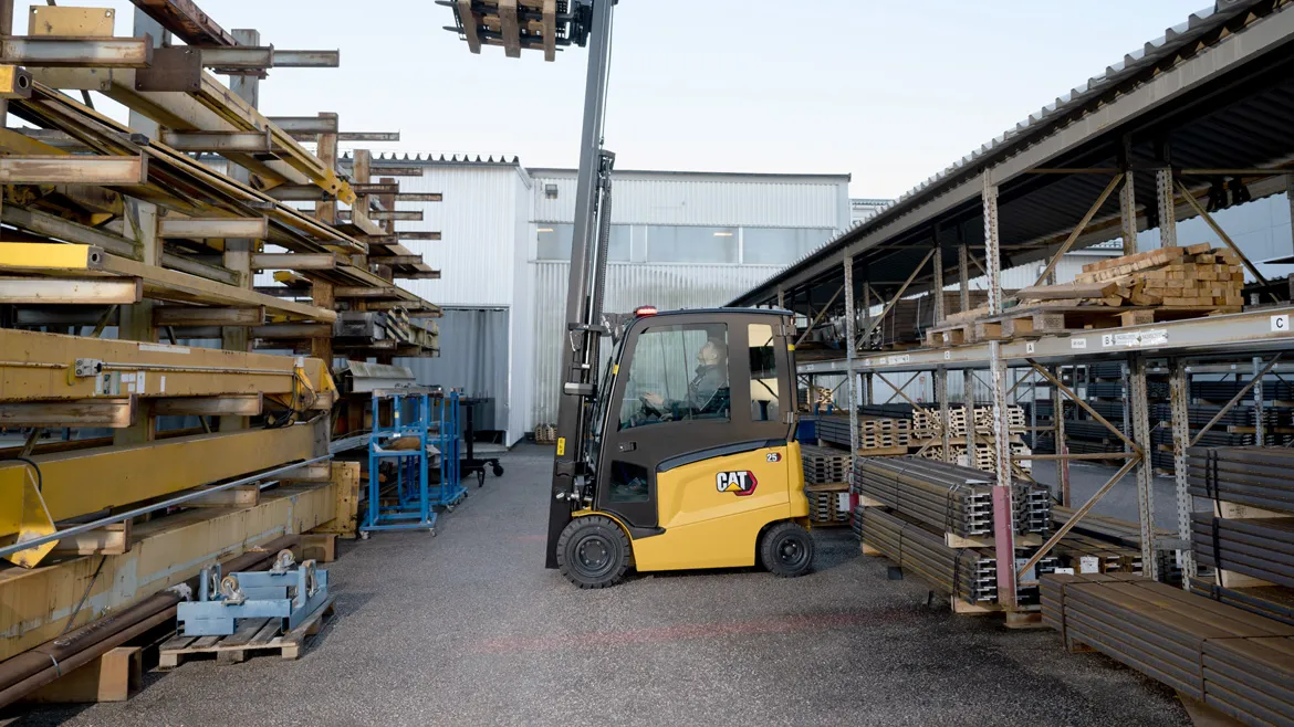 Cat® EP30AN Electric Counterbalance Forklift (3.000 kg) - Foto 3