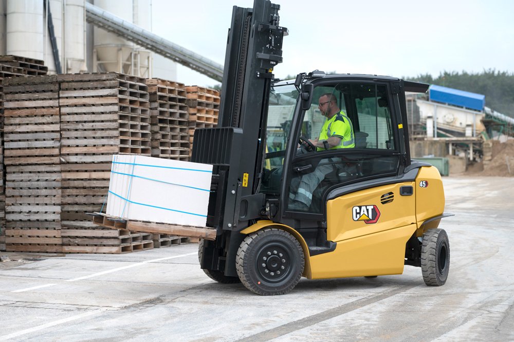 Cat® EP40N High-Capacity Electric Forklift (4.000 kg)