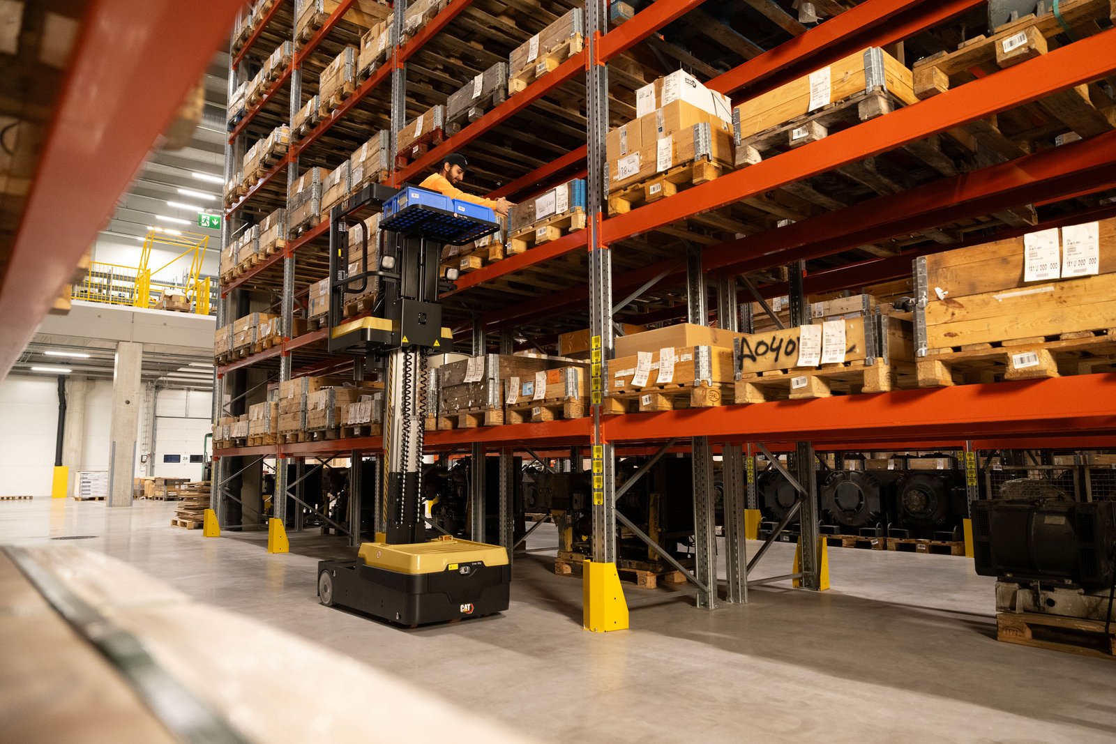 Cat® Order Pickers & VNA
