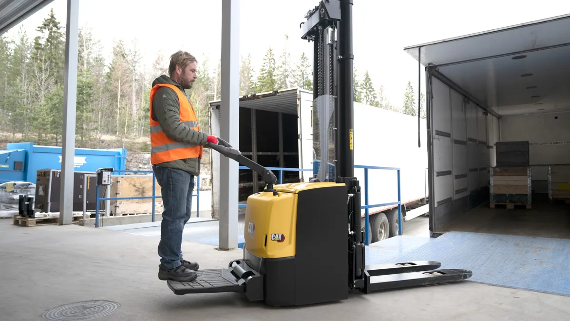 Cat® NSP16N3 Pedestrian Pallet Stacker (1.600 kg) - Foto 3