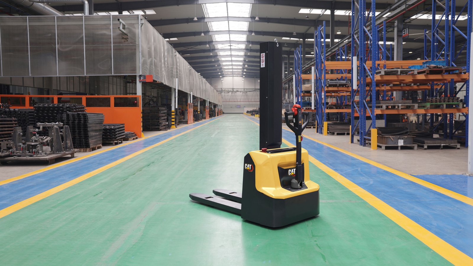 Cat® NSP12Q2LM Compact Pedestrian Stacker Mono Mast (1.200 kg)